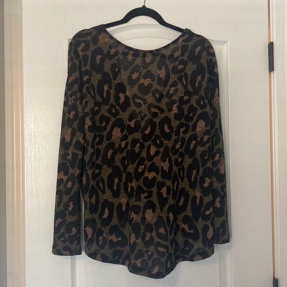 Lightweight Boutique Leopard Sweater with Twist Back Size Small NWT - Picture 1 of 4